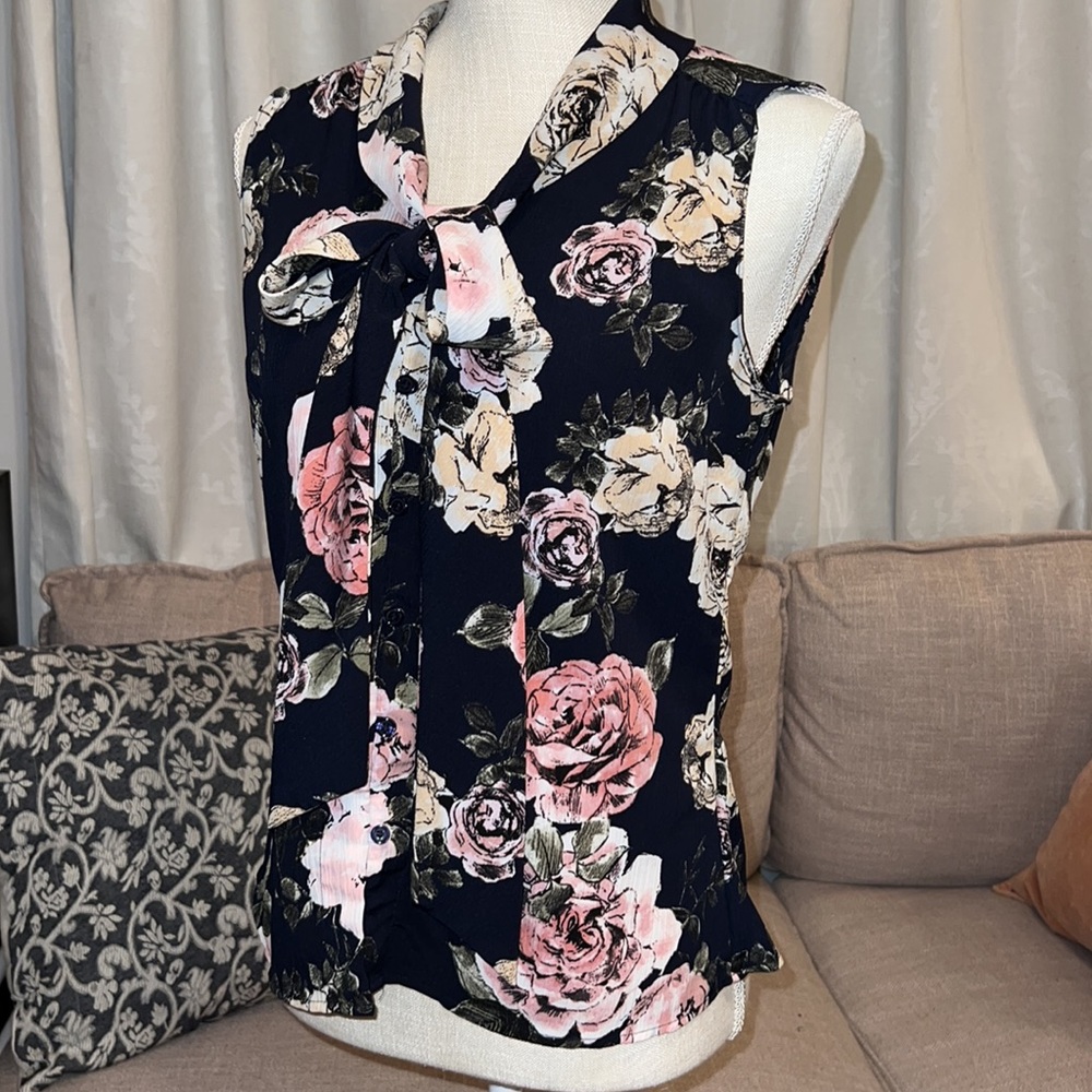 Tahari sleeveless dress blouse w bow // navy floral // lightweight, feminine